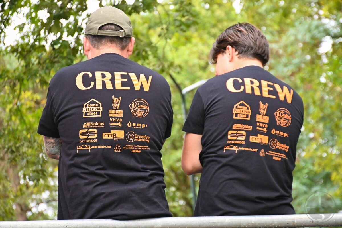 Twee vrijwilligers in Kempenerpop-crewshirts